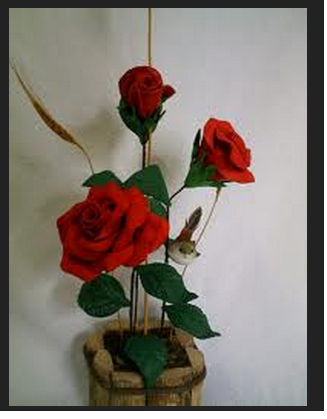 Arranjos de Rosas Vermelhas, em um lindo vaso de madeira...